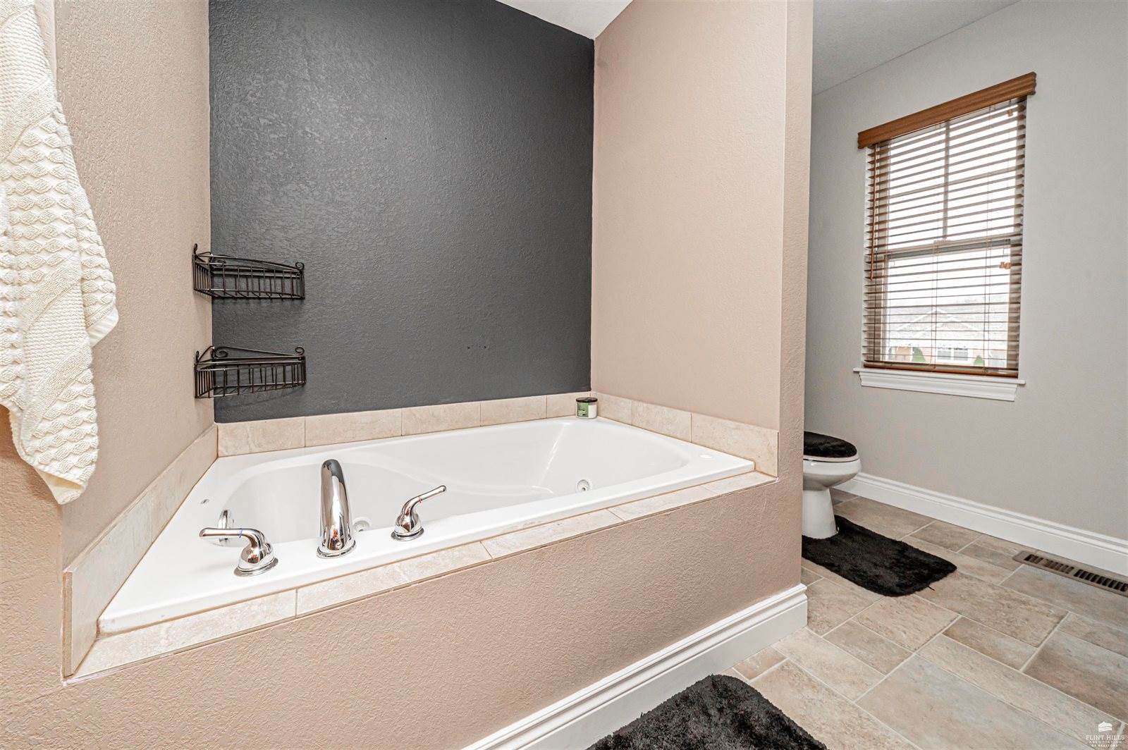 1005 Meadowbrooke Ln, Junction City, KS 66441