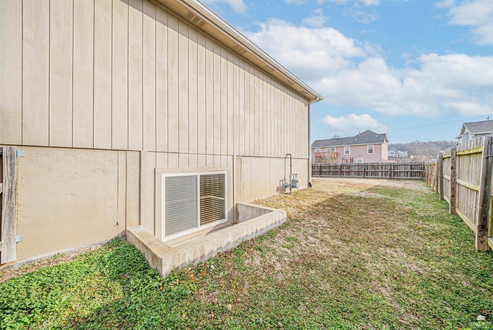 1005 Meadowbrooke Ln, Junction City, KS 66441