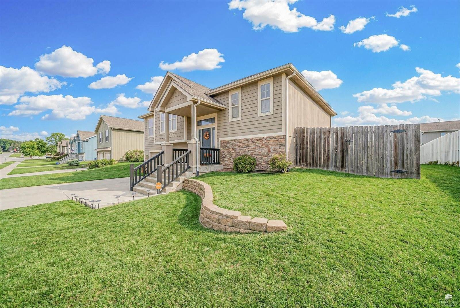 1005 Meadowbrooke Ln, Junction City, KS 66441