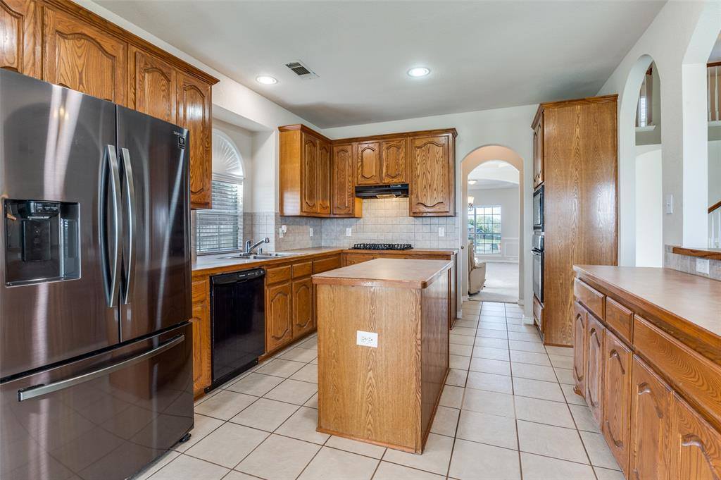 1740 Bramble Creek Drive, DeSoto, TX 75115