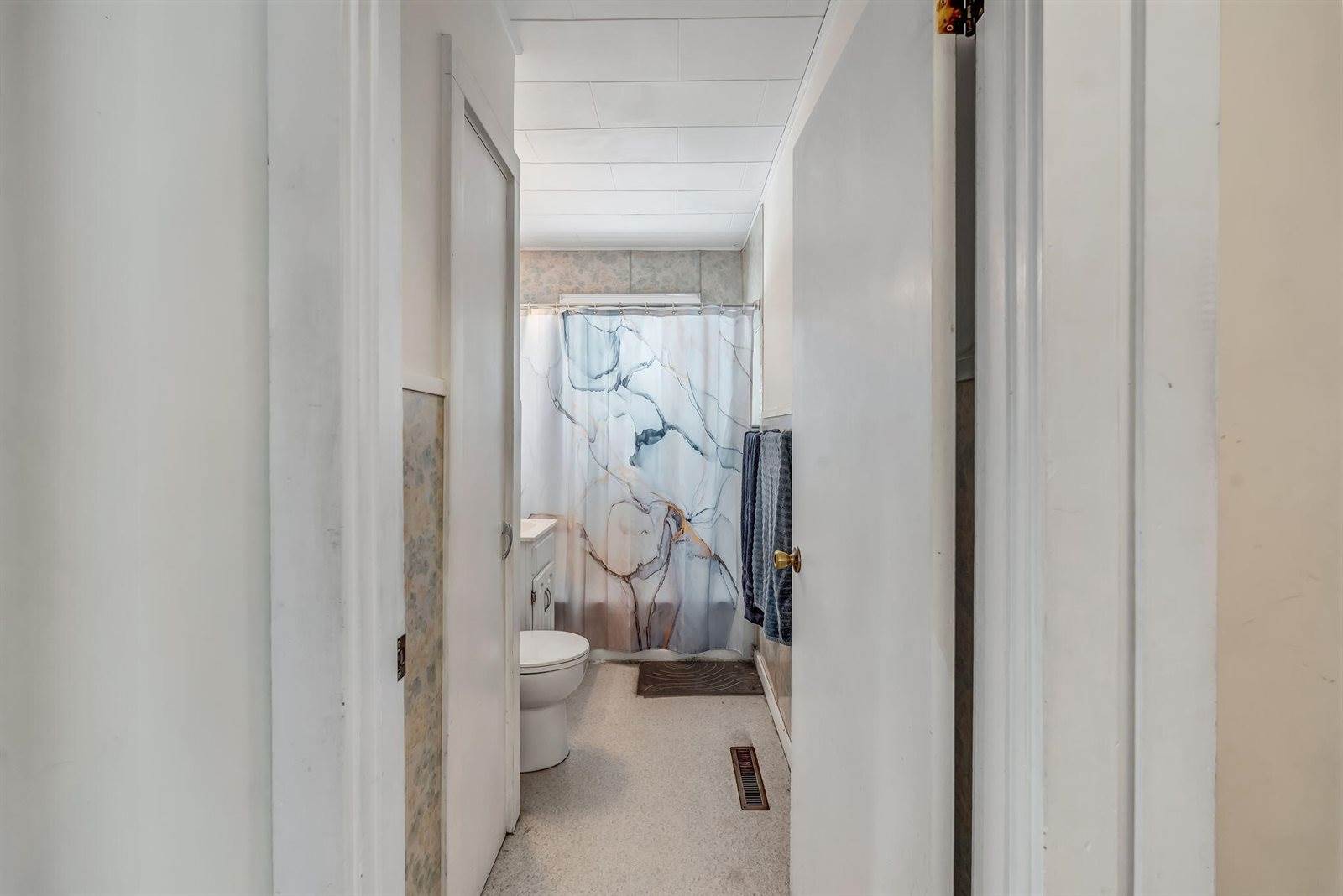 6 Hillcrest Street, Gardiner, ME 04345