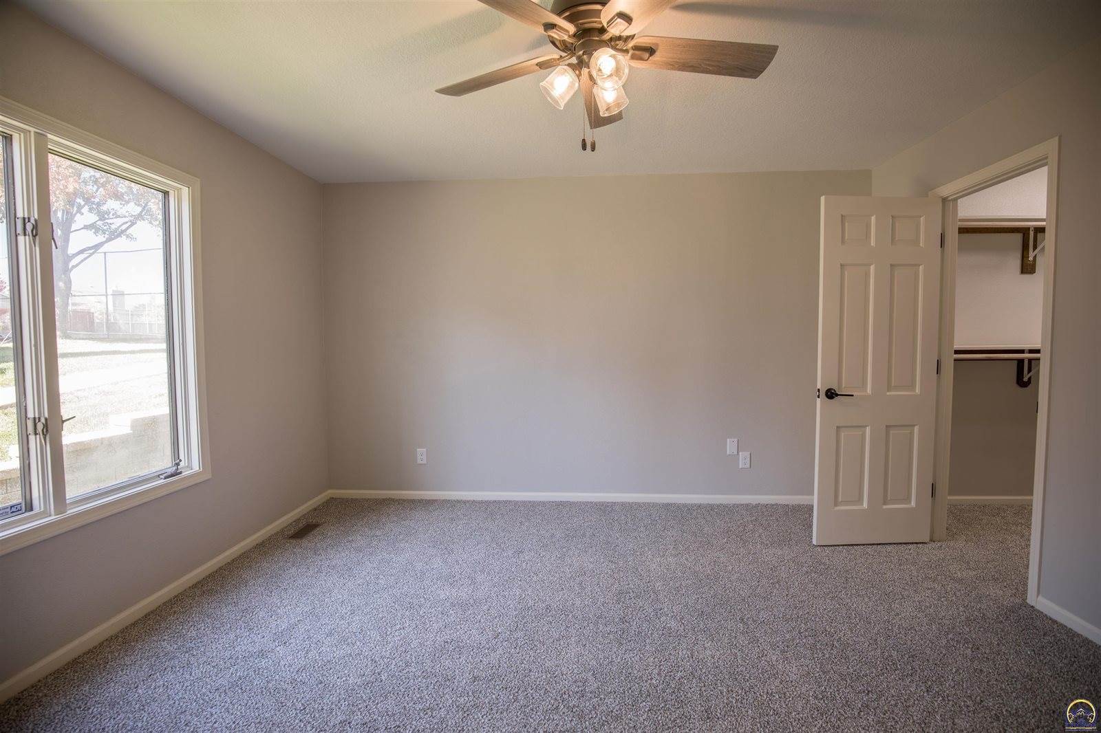 5725 SW Quail Cove CIR, Topeka, KS 66614