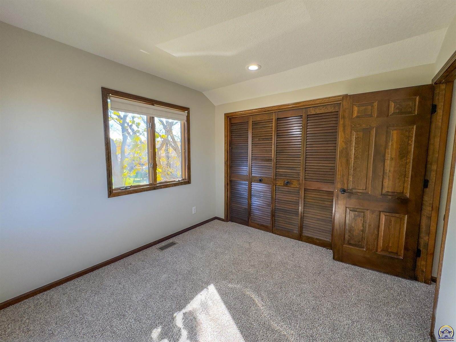 5725 SW Quail Cove CIR, Topeka, KS 66614