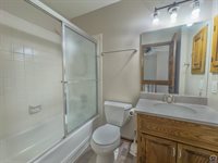 5725 SW Quail Cove CIR, Topeka, KS 66614