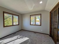 5725 SW Quail Cove CIR, Topeka, KS 66614