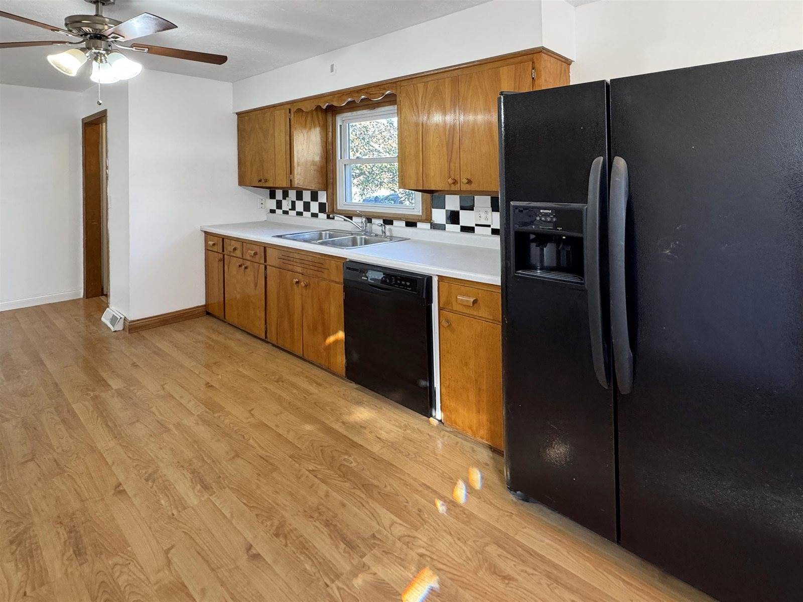 1205 4th St NE, Minot, ND 58703