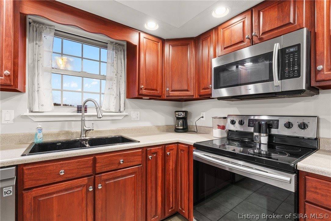 2212 Honeysuckle Way, Sellersburg, IN 47172