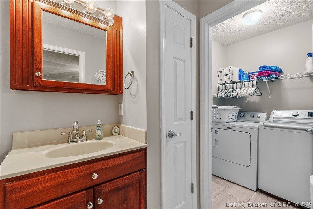 2212 Honeysuckle Way, Sellersburg, IN 47172