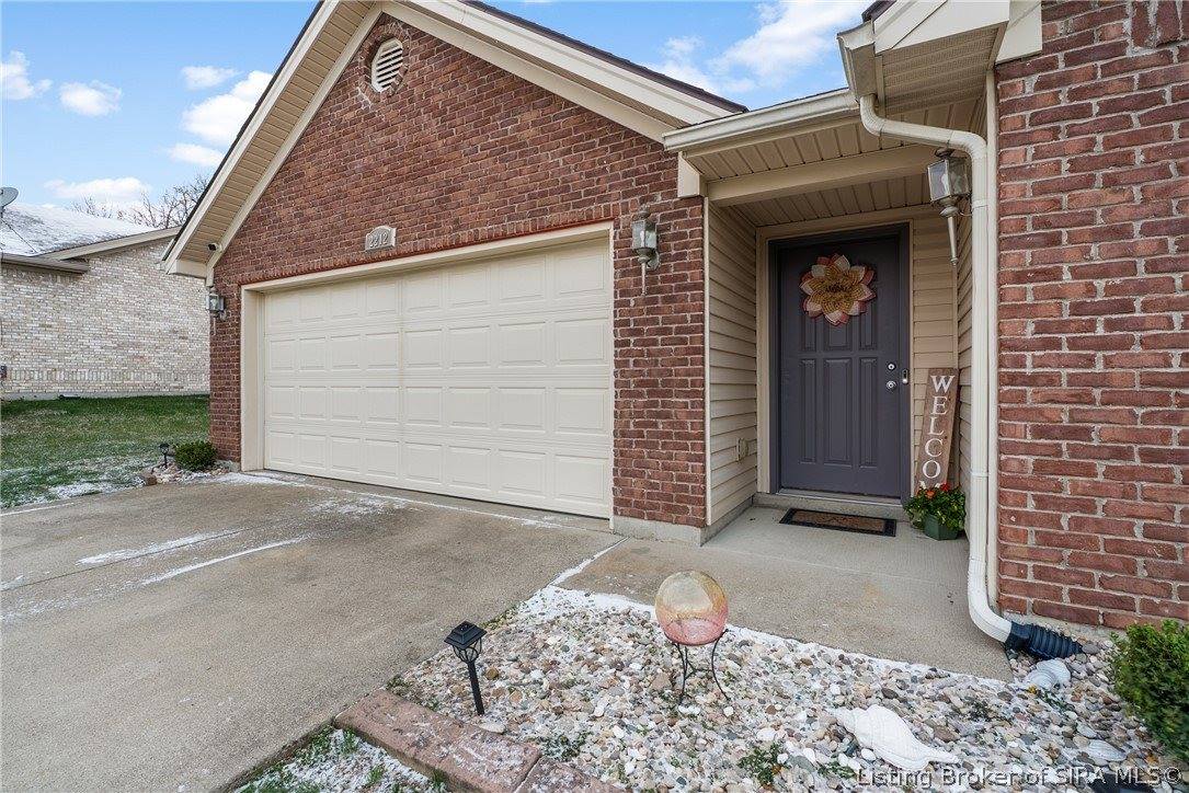 2212 Honeysuckle Way, Sellersburg, IN 47172
