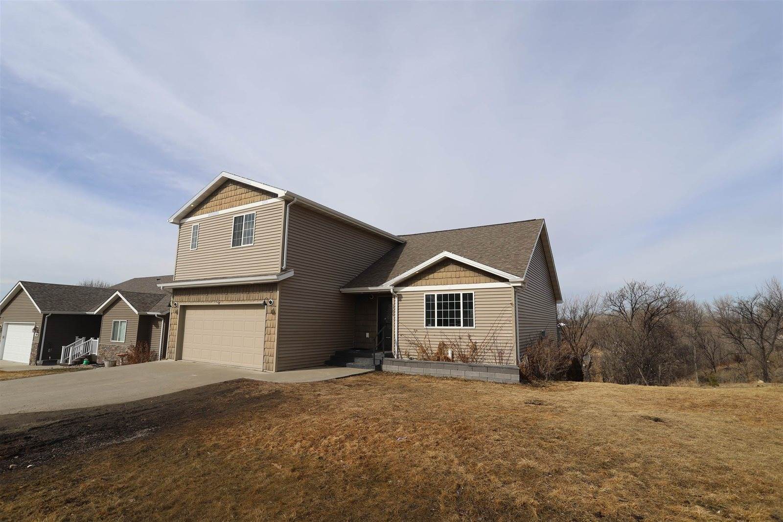 1700 Rivers Edge Drive SE, Minot, ND 58701