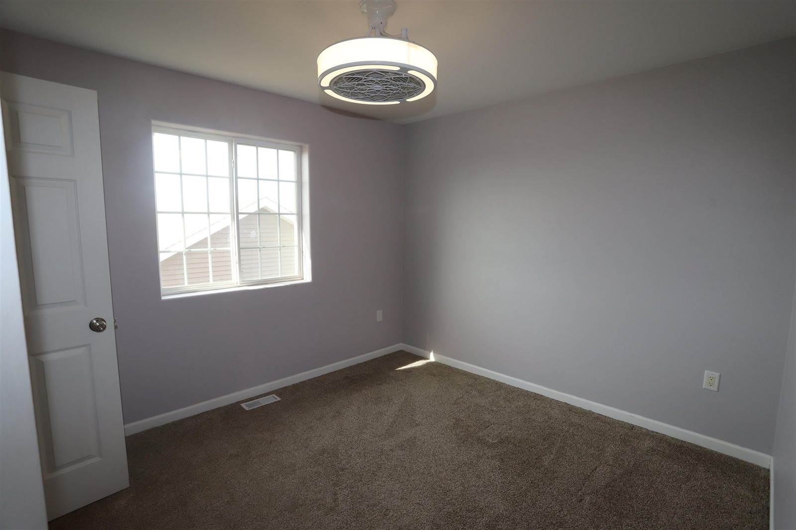 1700 Rivers Edge Drive SE, Minot, ND 58701