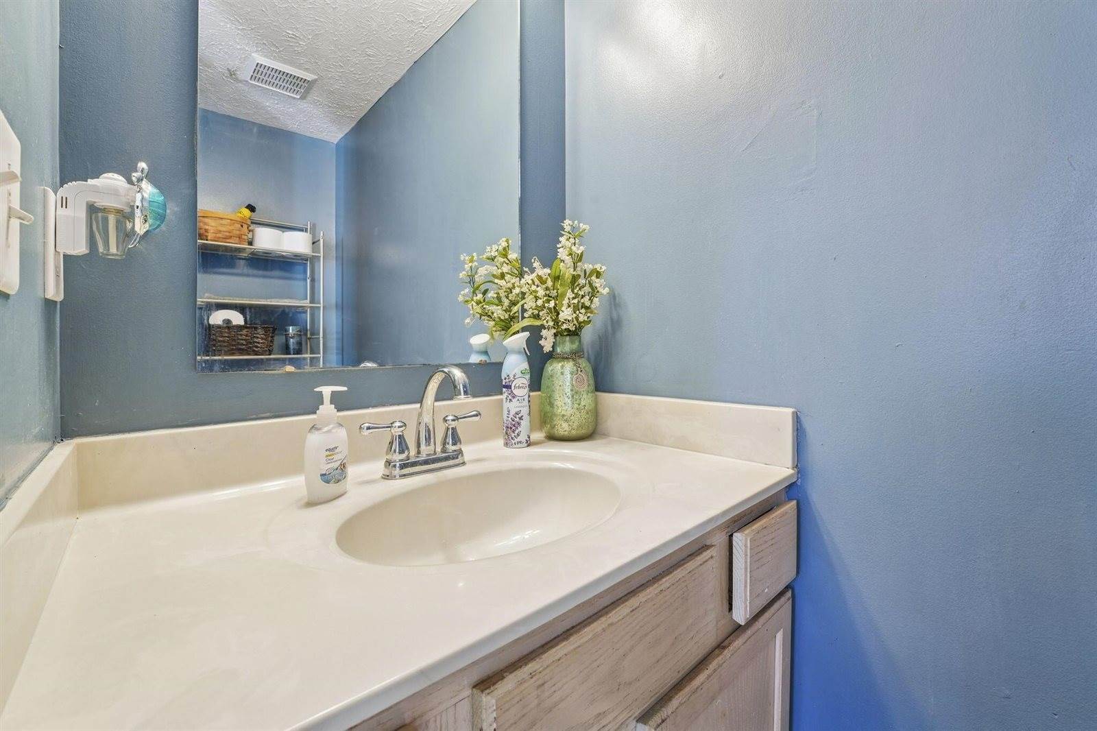 6109 Woodsboro Drive, Columbus, OH 43228