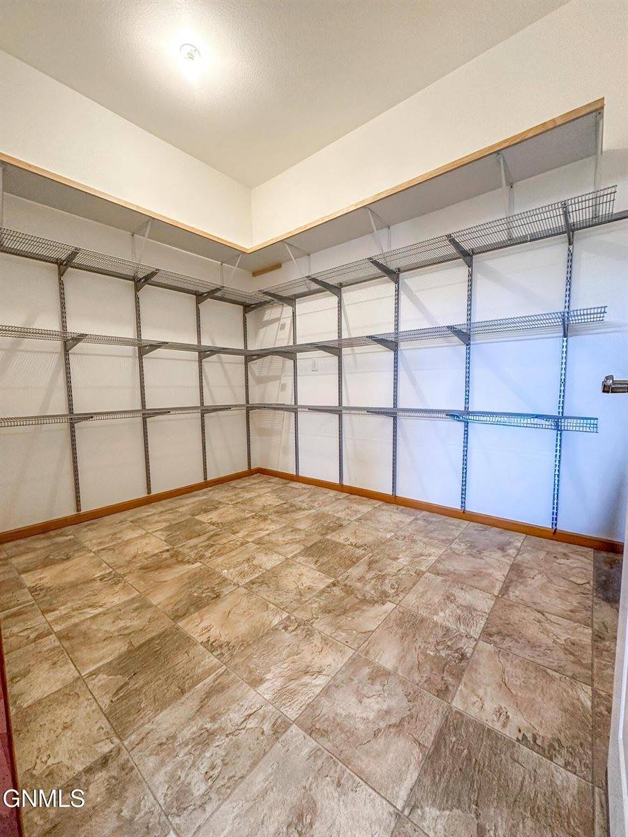 1501 35th Street, Bismarck, ND 58501