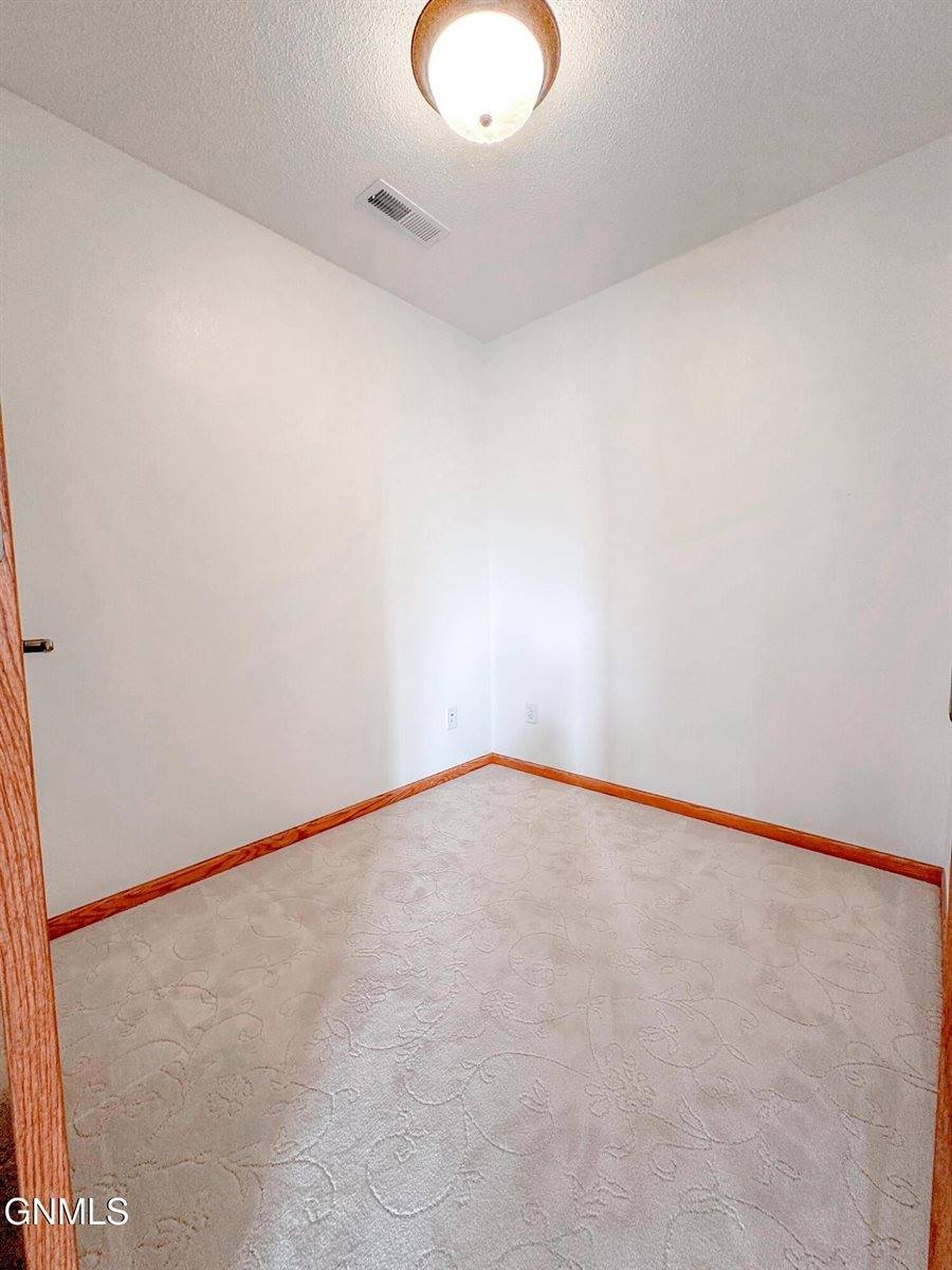 1501 35th Street, Bismarck, ND 58501