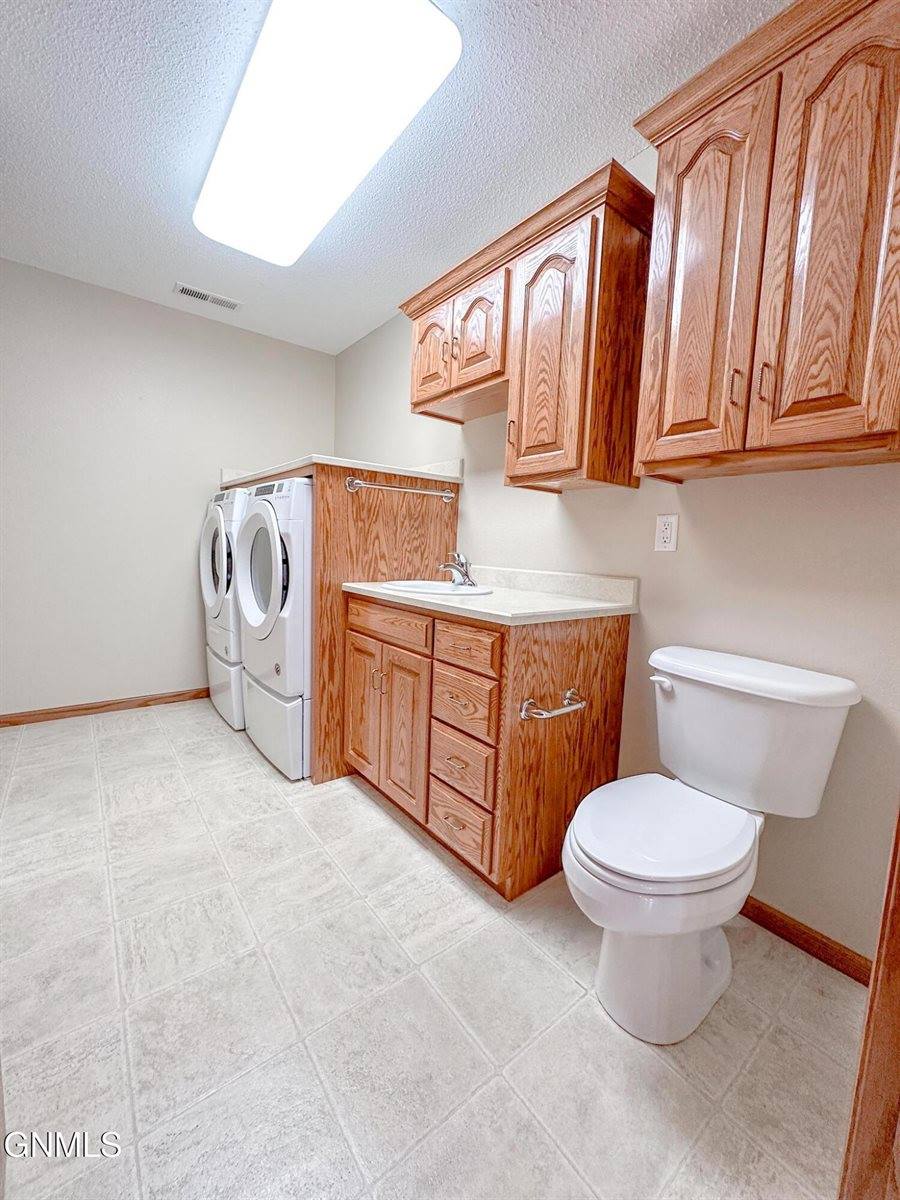 1501 35th Street, Bismarck, ND 58501
