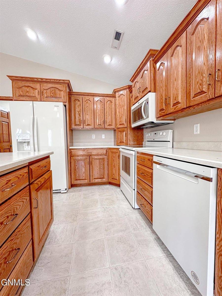 1501 35th Street, Bismarck, ND 58501