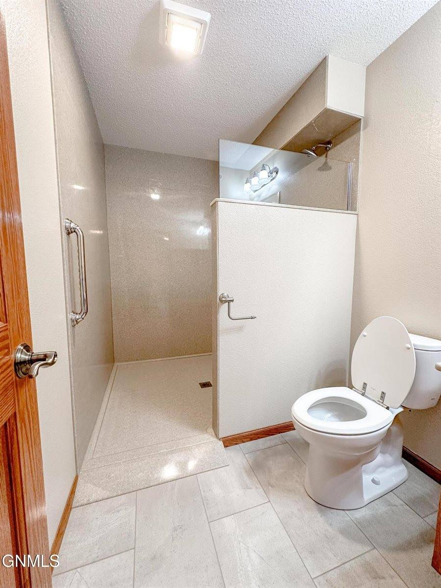 1501 35th Street, Bismarck, ND 58501
