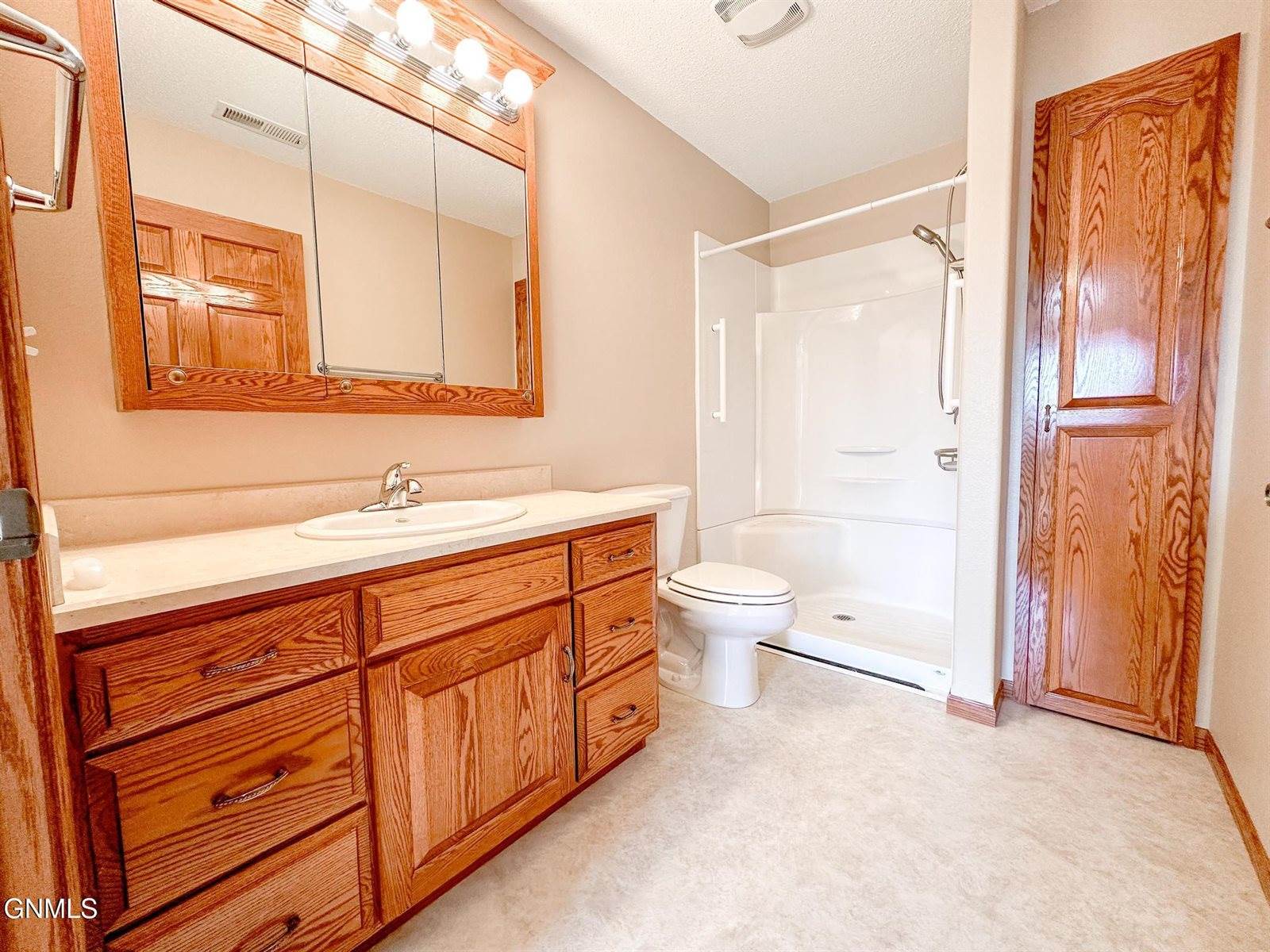 1501 35th Street, Bismarck, ND 58501