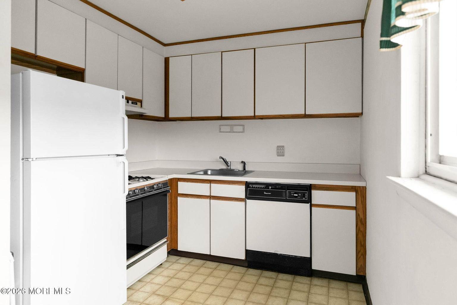 15 Azalea Ct, Eatontown, NJ 07724