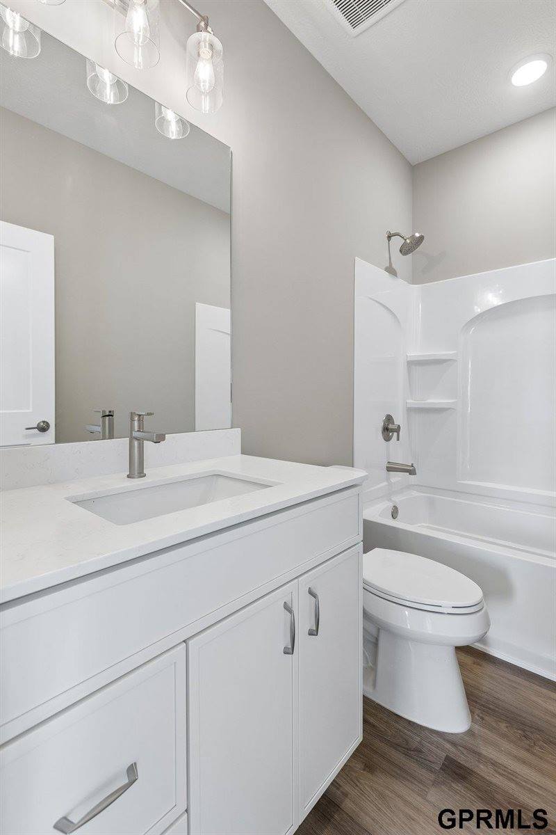 21109 Jessie Avenue, Elkhorn, NE 68022