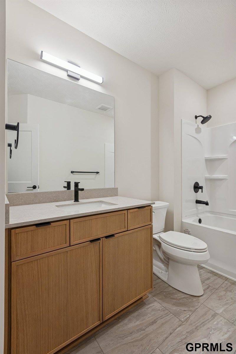 21108 Hartman Avenue, Elkhorn, NE 68022