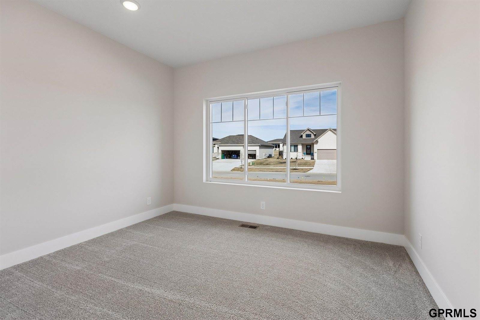 5714 Kestrel Parkway, Elkhorn, NE 68022