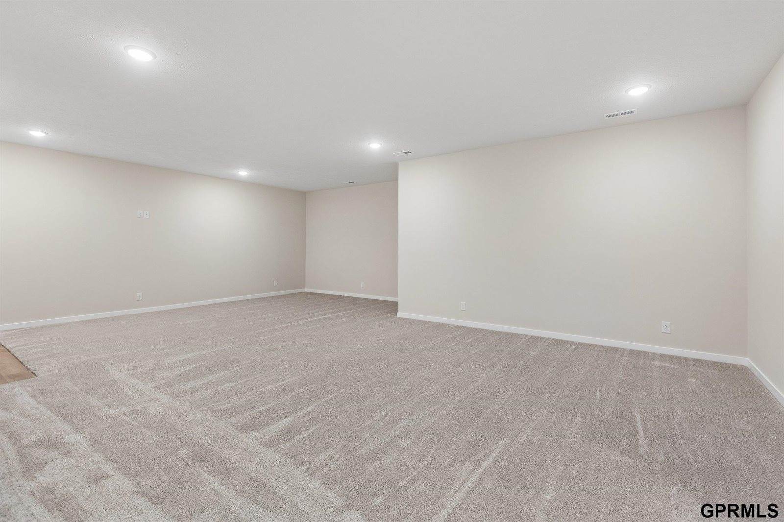 5714 Kestrel Parkway, Elkhorn, NE 68022