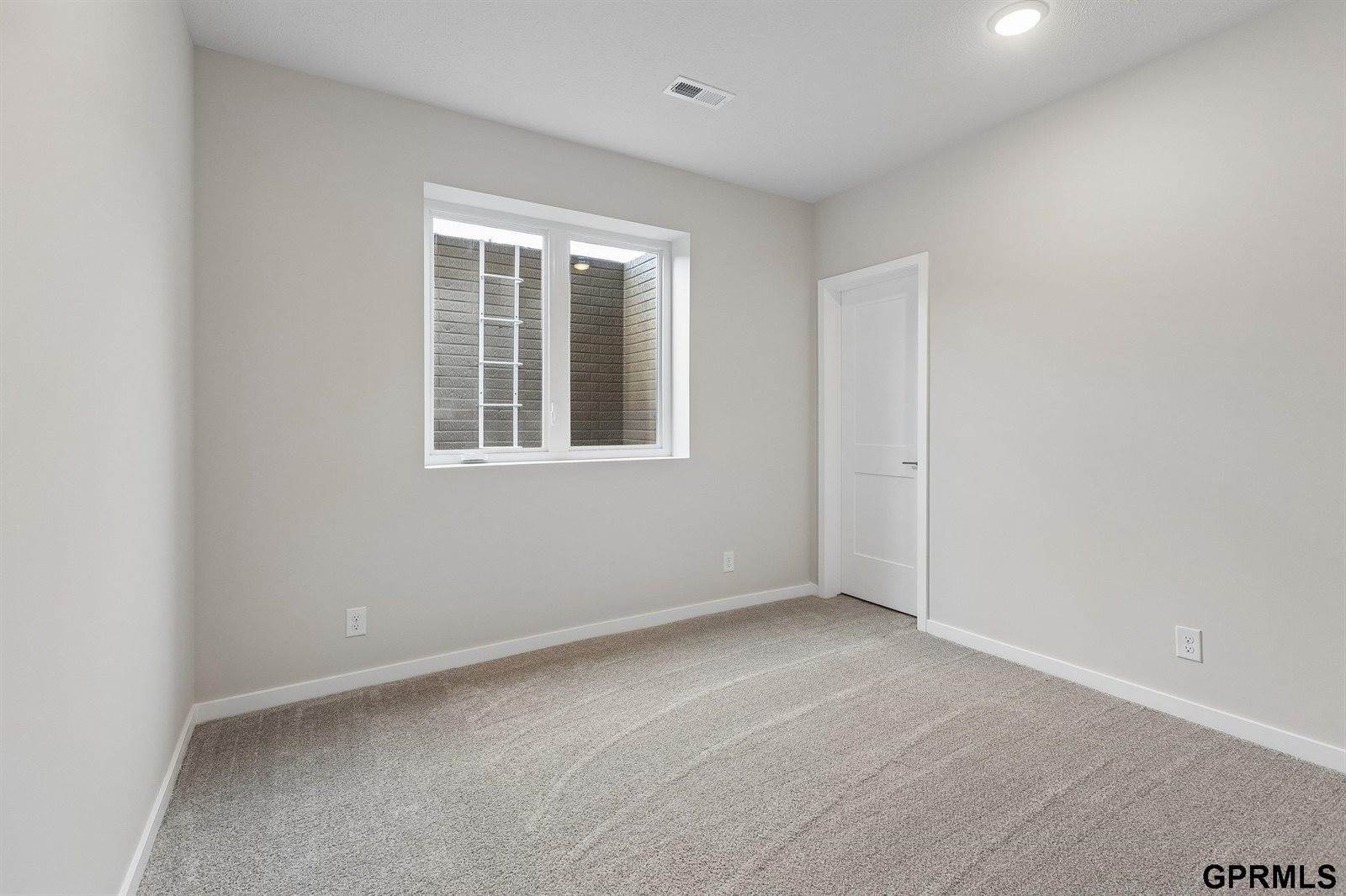 5714 Kestrel Parkway, Elkhorn, NE 68022