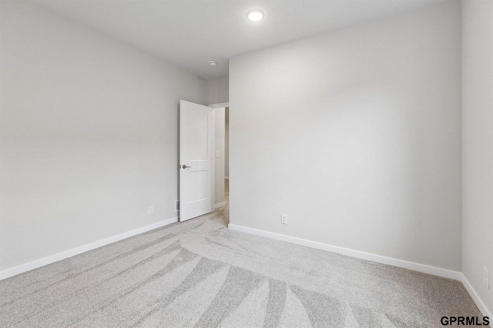 5714 Kestrel Parkway, Elkhorn, NE 68022