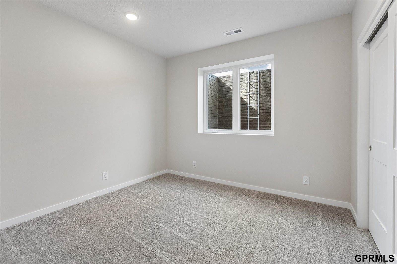 5714 Kestrel Parkway, Elkhorn, NE 68022