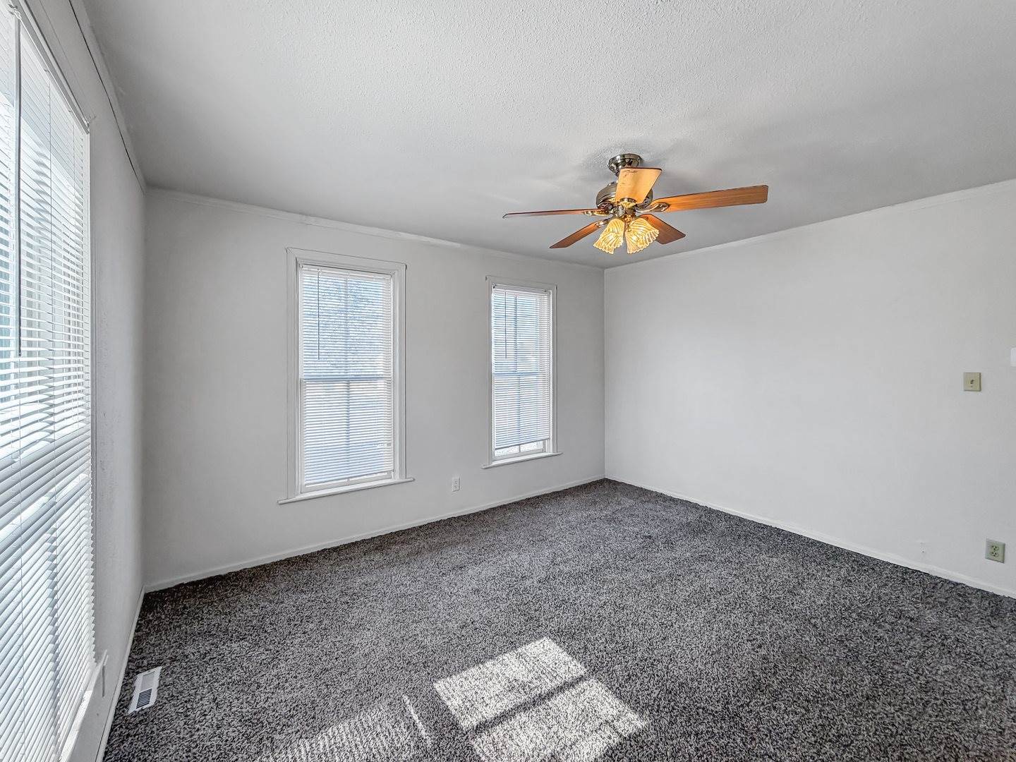 1415 South Walnut Avenue, Freeport, IL 61032