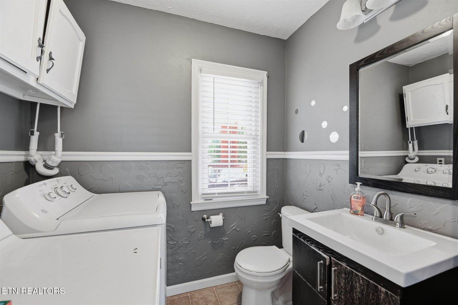 906 Riverview Drive, LaFollette, TN 37766