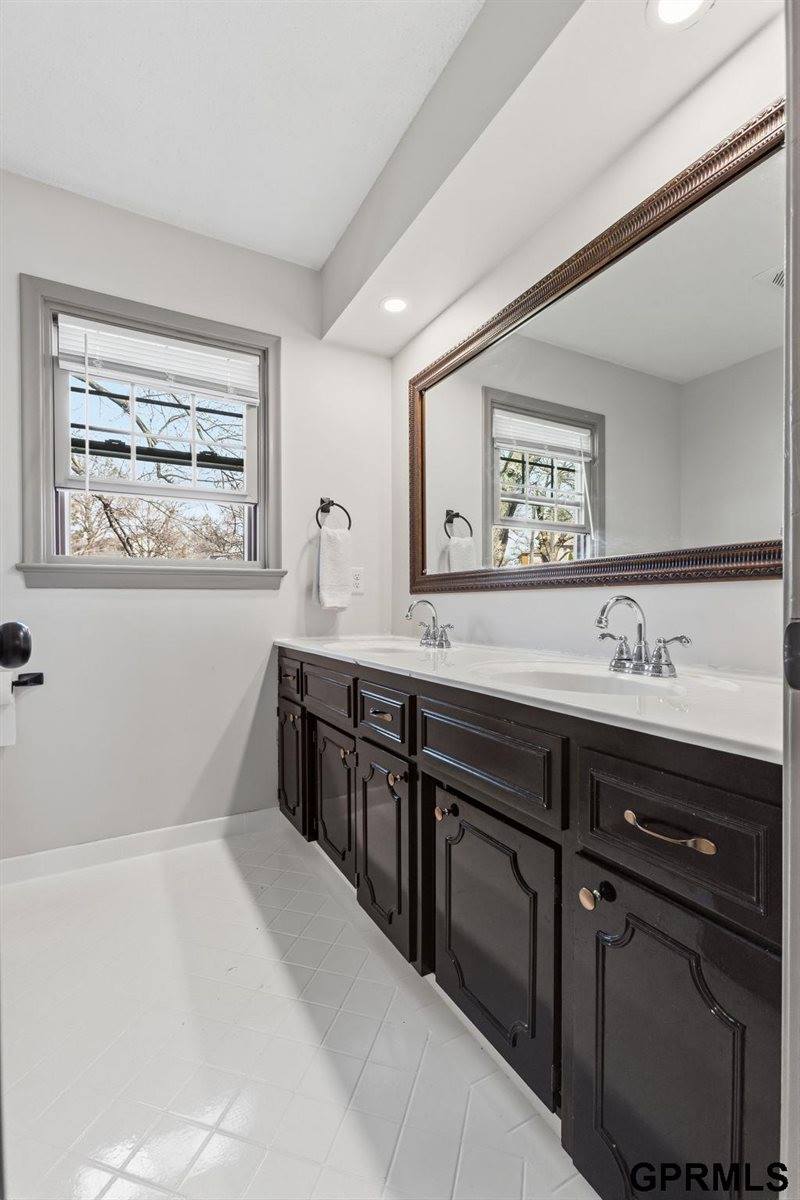 12402 Shamrock Road, Omaha, NE 68154