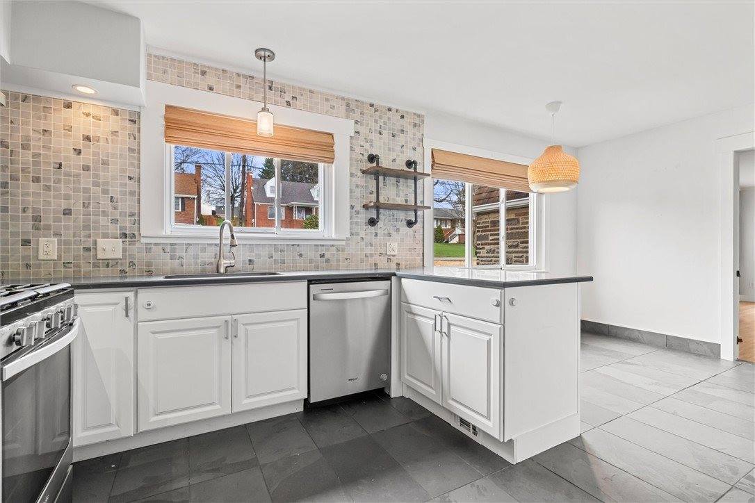 1110 10th St, Irwin, PA 15642