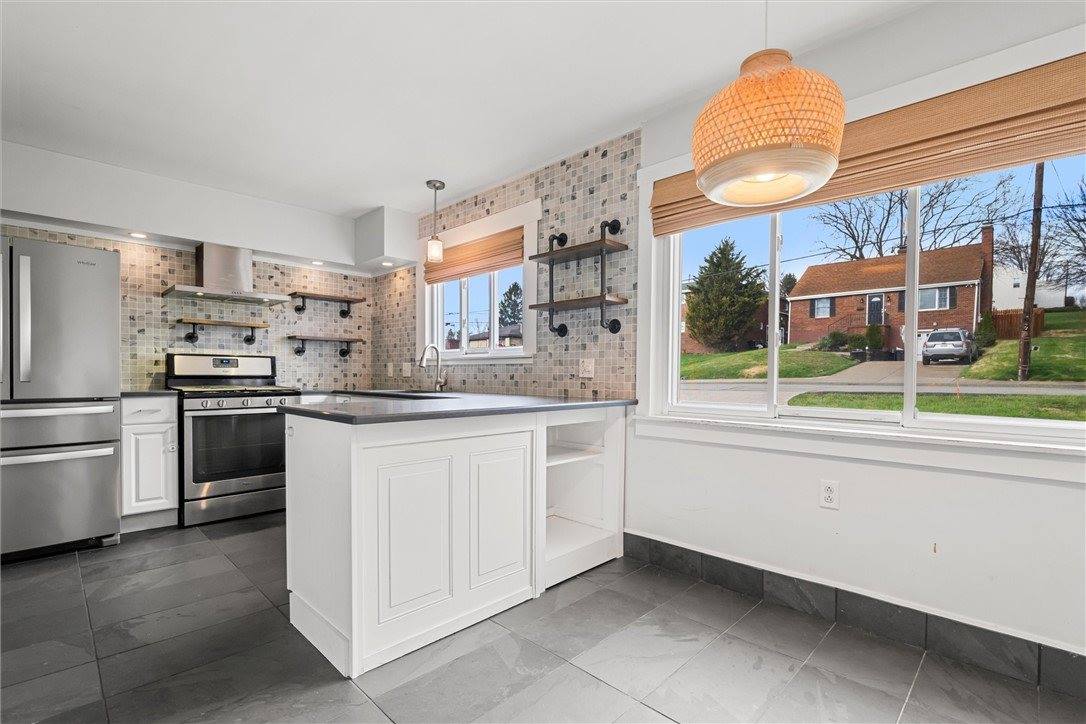 1110 10th St, Irwin, PA 15642