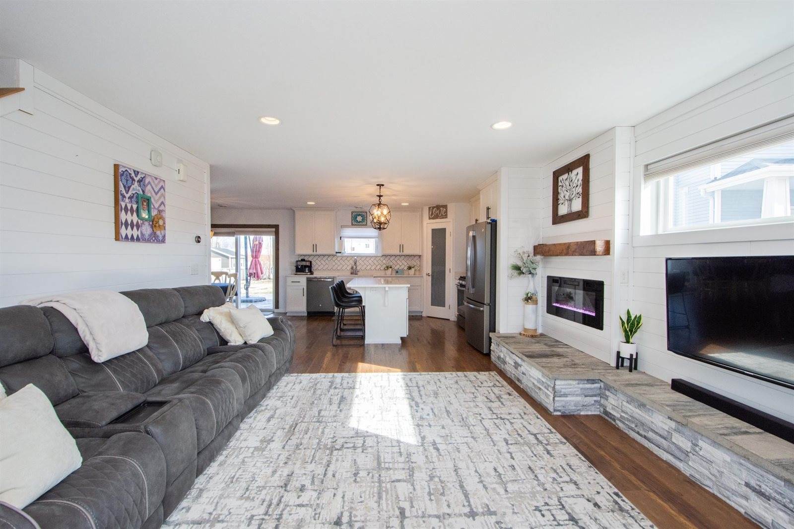 293 Redwood Drive, Mapleton, ND 58059