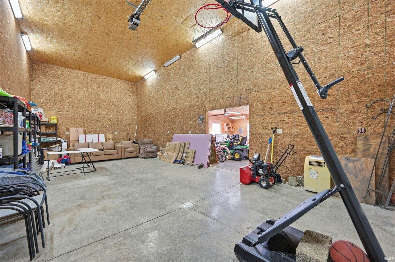675 N Gillcrest Drive, Albany, IN 47320