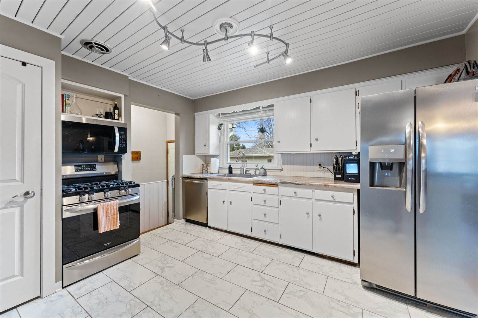 2654 Fillmore Lane, Davenport, IA 52804