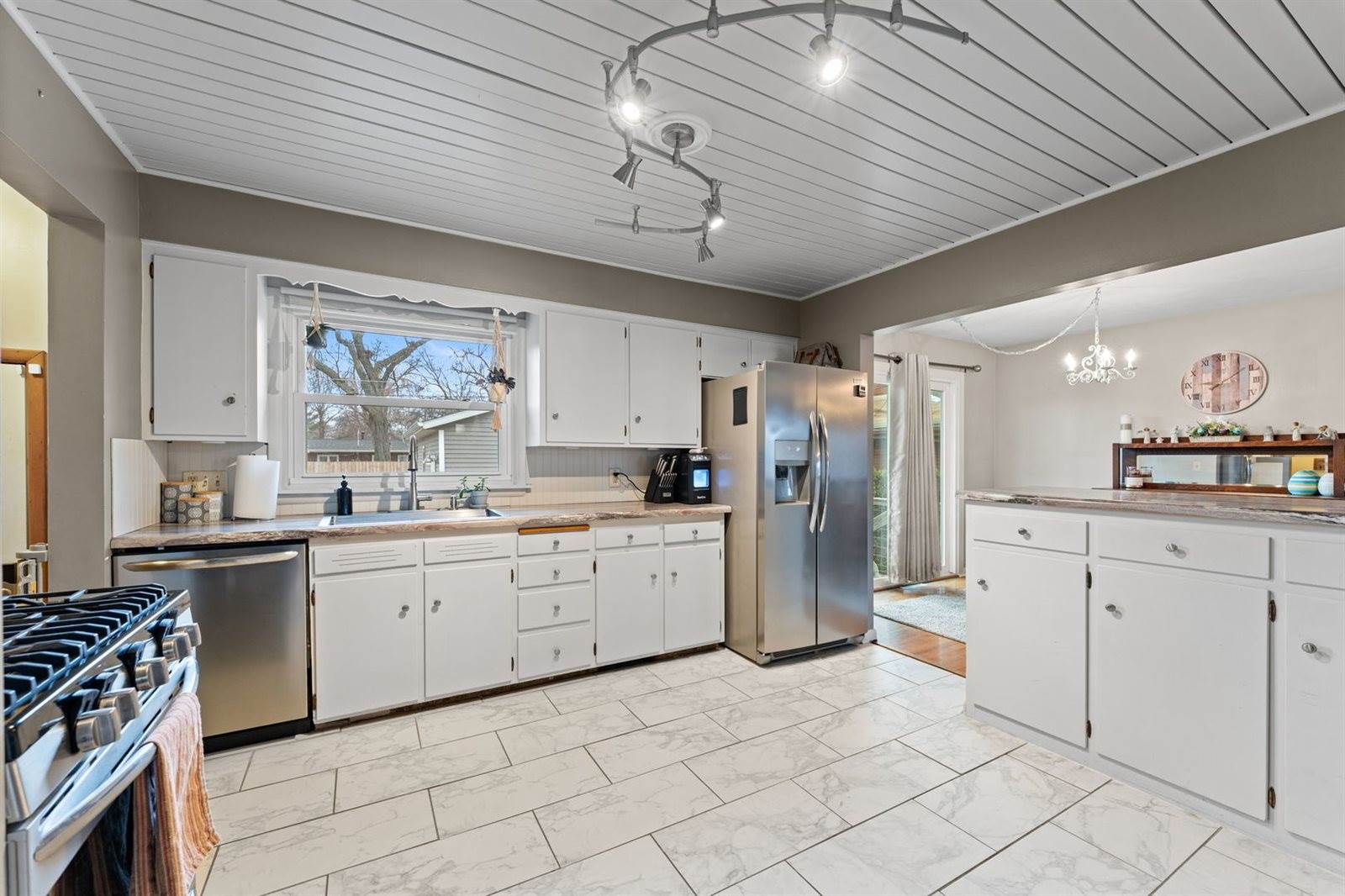 2654 Fillmore Lane, Davenport, IA 52804