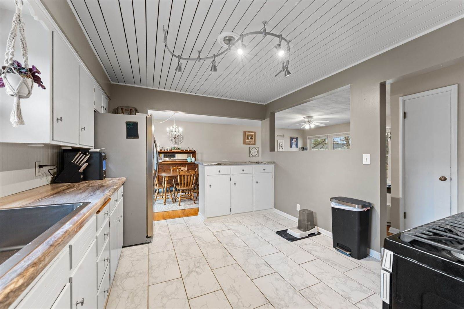 2654 Fillmore Lane, Davenport, IA 52804