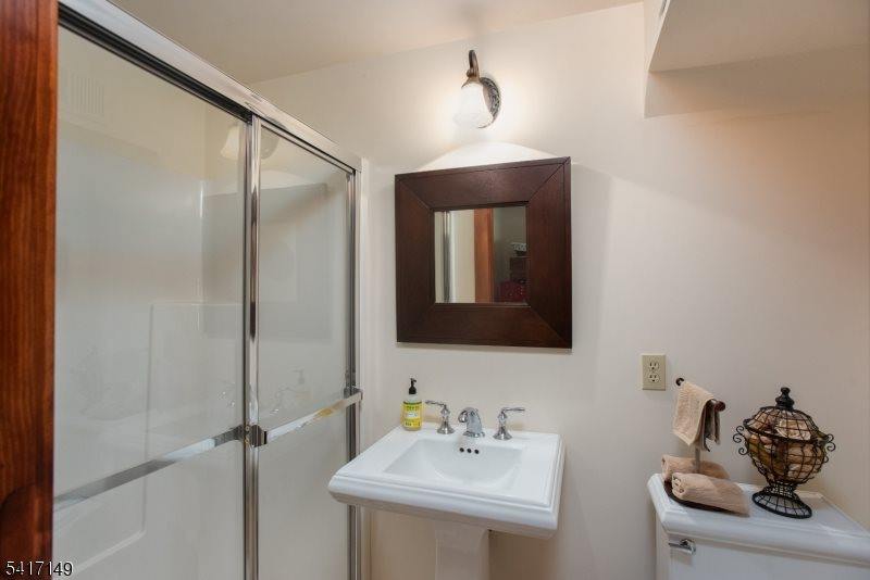 4 Greenbrier Rd, Green Brook Township, NJ 08812