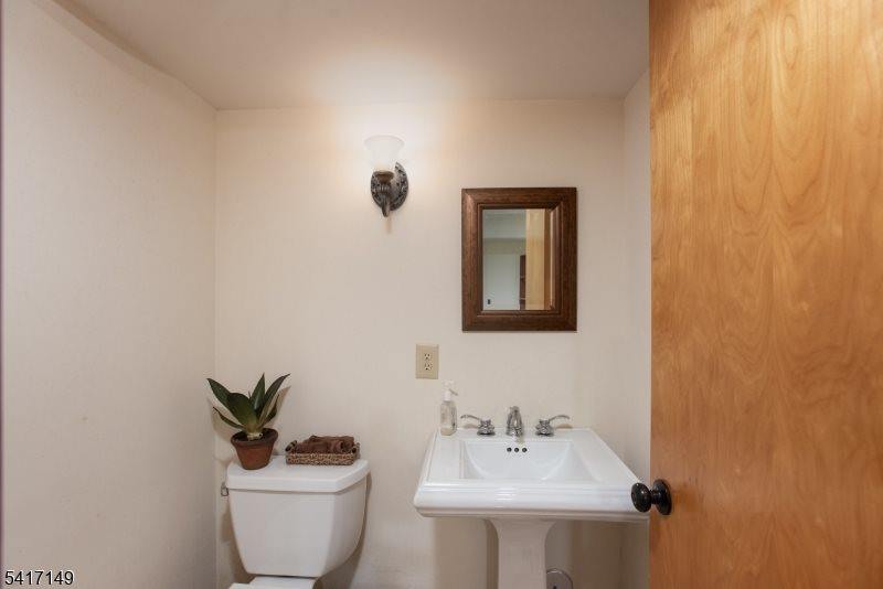 4 Greenbrier Rd, Green Brook Township, NJ 08812