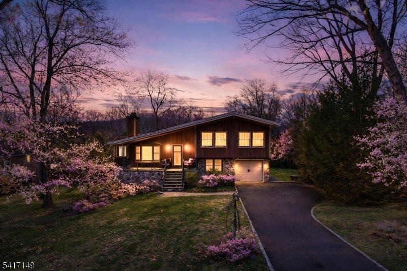 4 Greenbrier Rd, Green Brook Township, NJ 08812