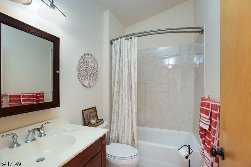 4 Greenbrier Rd, Green Brook Township, NJ 08812