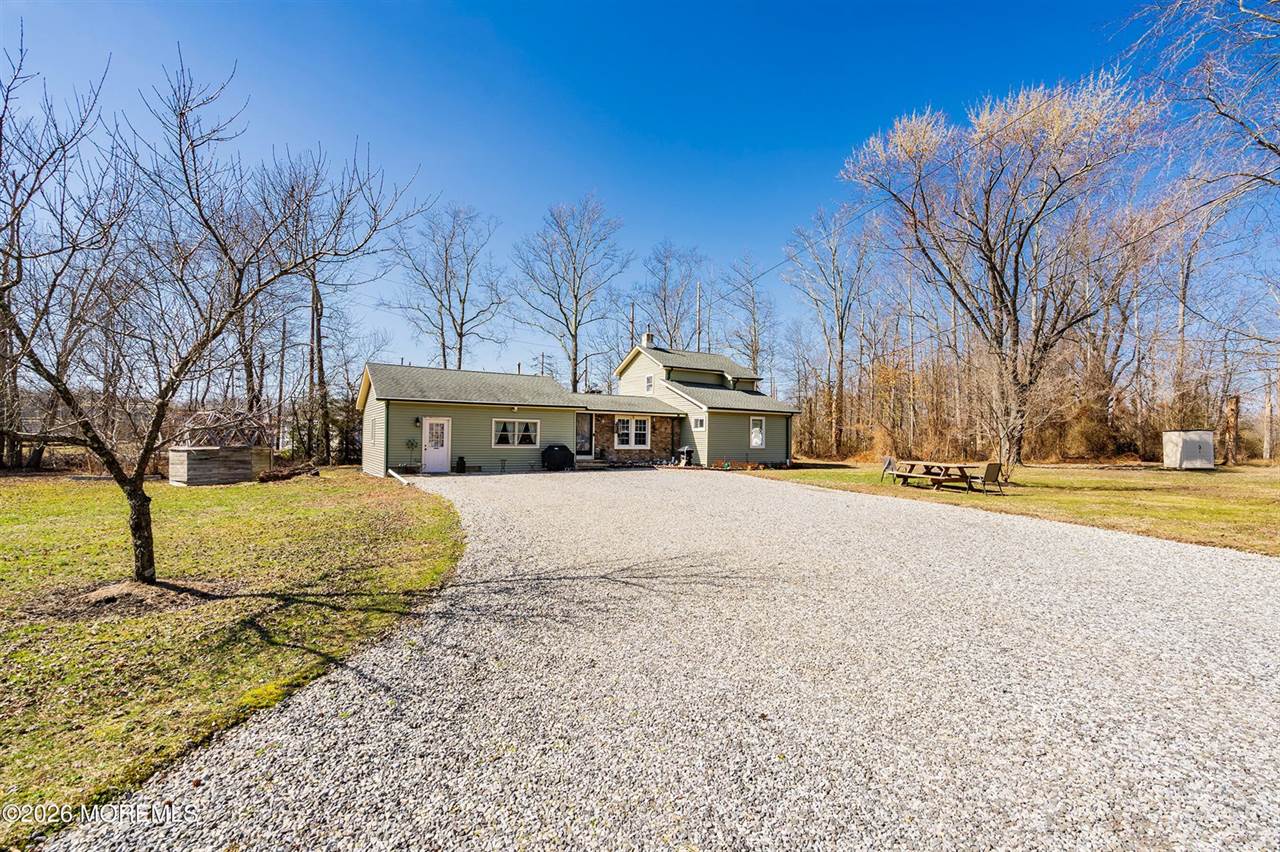 7 Marl Road, Farmingdale, NJ 07727