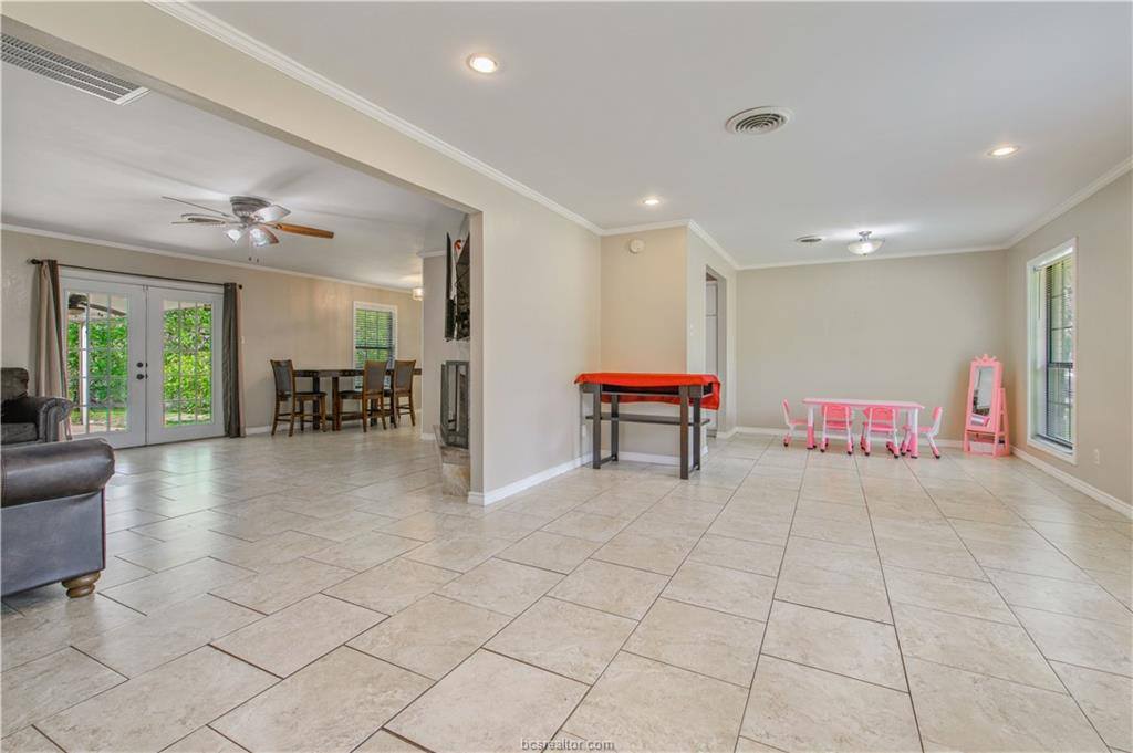 1905 Carter Creek Parkway, Bryan, TX 77802