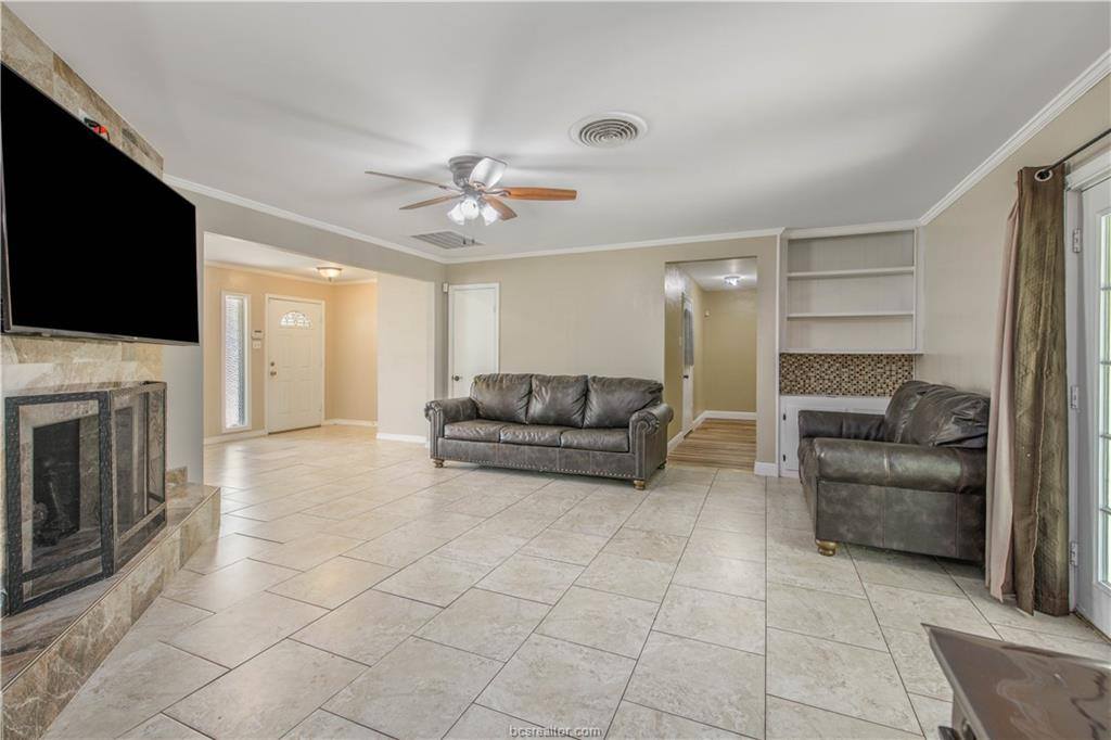 1905 Carter Creek Parkway, Bryan, TX 77802