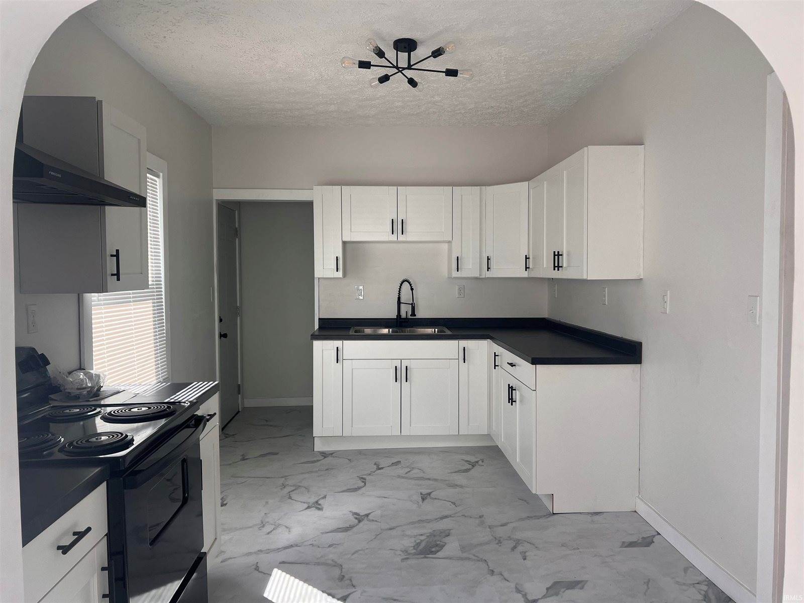 2004 S Walnut Street, Muncie, IN 47302