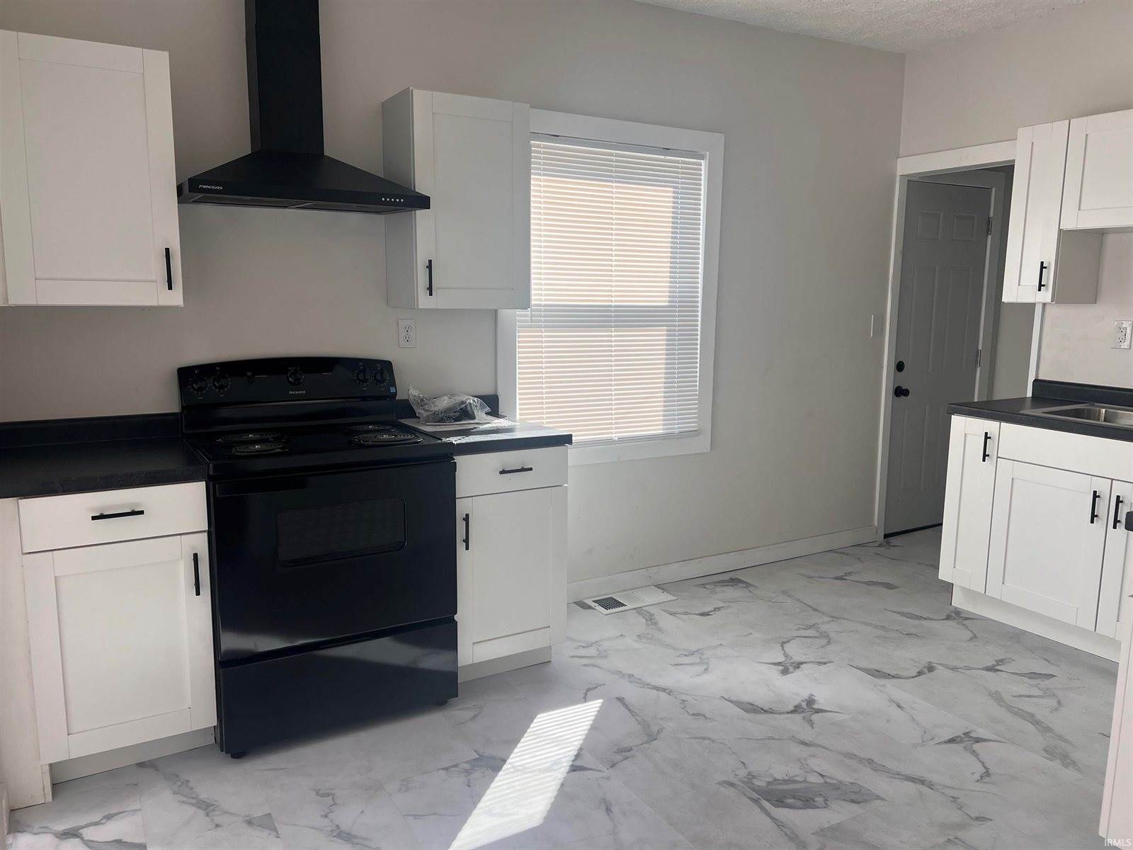 2004 S Walnut Street, Muncie, IN 47302