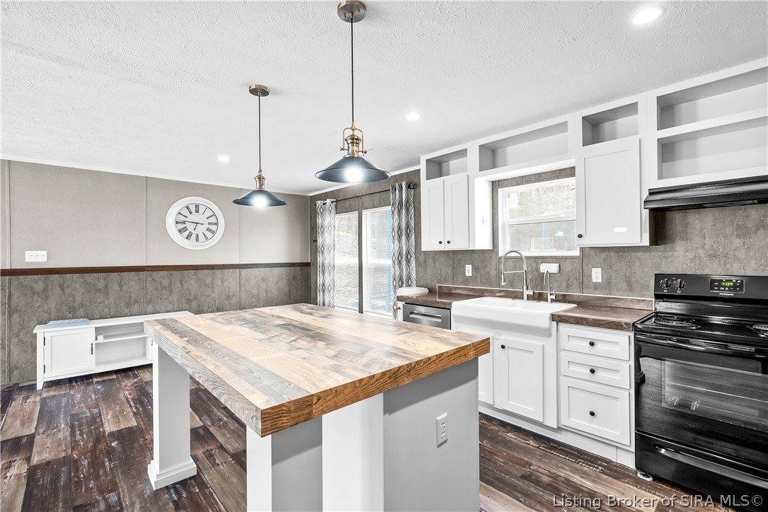 10109 South Maplewood Court, Pekin, IN 47165